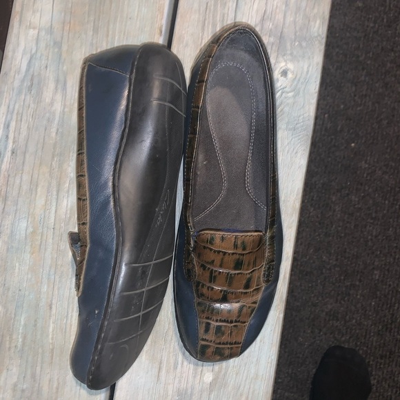 Clarks Woman’s Vintage Blue and brown leather moccasins 8M - Picture 3 of 7